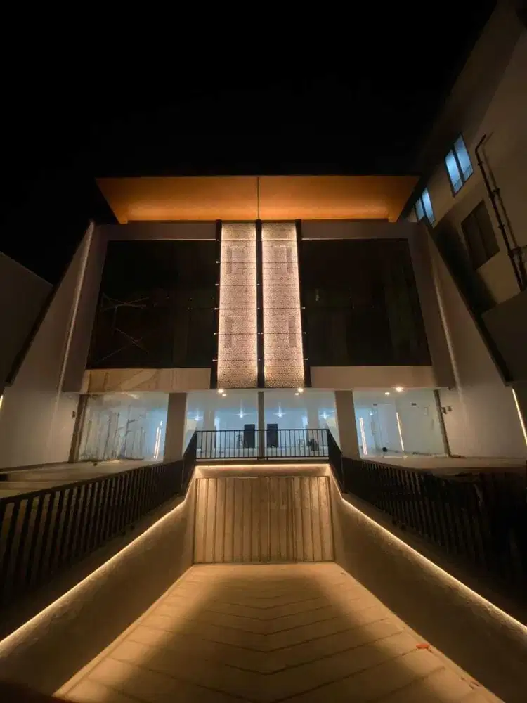 Dijual gedung baru lokasi strategis di Duren Sawit Jakarta Timur