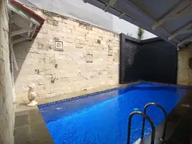 Disewakan rumah dengan kolam renang di komplek bona indah lebak bulus