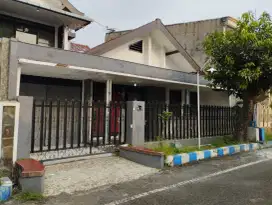 Rumah second 2 lantai di tempat yang tenang dan asri