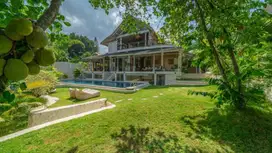 Leasehold - Spacious 6-Bedroom Villa in Batu Bolong, Canggu - Close to the Beach & Restaurants