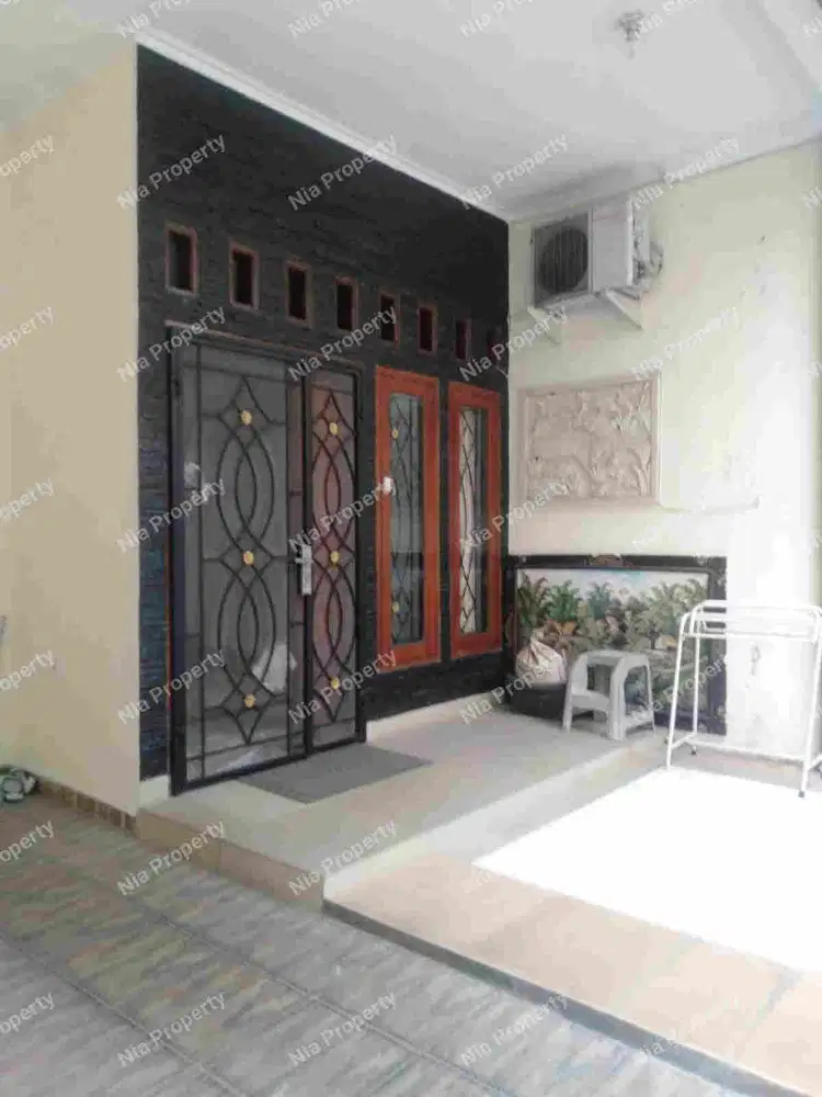 Di Sewakan Rumah Semi Furnish 2,5 Lantai . Raffles Hill Cibubut.