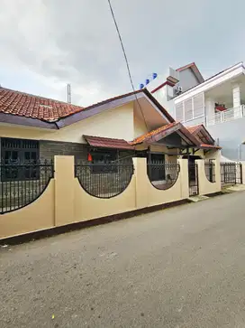 Rumah Dijual Kalisari, Pasar Rebo. LEBAR Muka 12, Jalan Utama Komplek