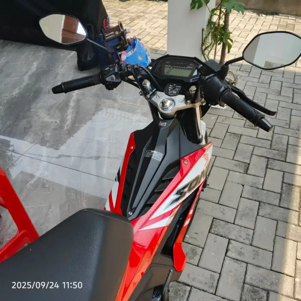 Honda Sonic 150R tahun 2023 warna Racing Red