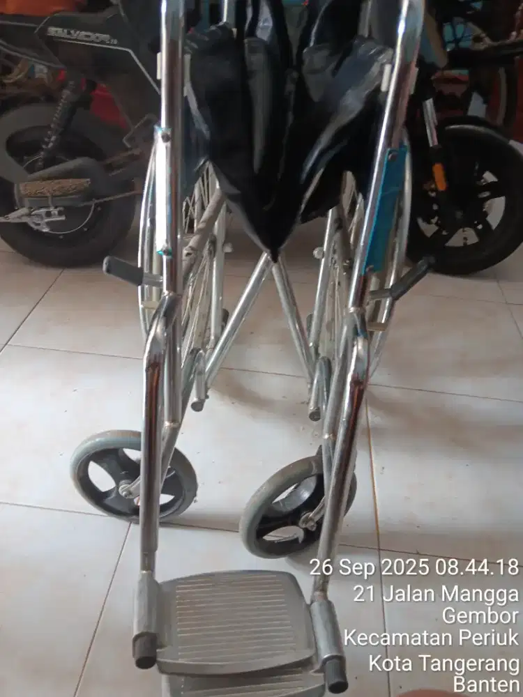 Kursi roda untuk berat maksimal 120 kg