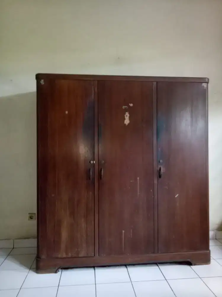 Edisi pindahan.. Jual lemari jati antik, cek deskripsinya.