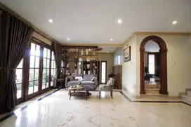 Rumah modern klasik mewah siap huni di Permata Hijau.
