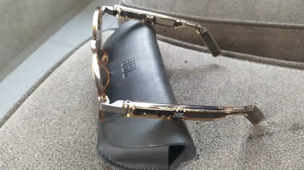 Kacamata JBL musik