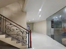 Rumah halaman luas tenang lokasi strategis di Menteng Jakarta Pusat