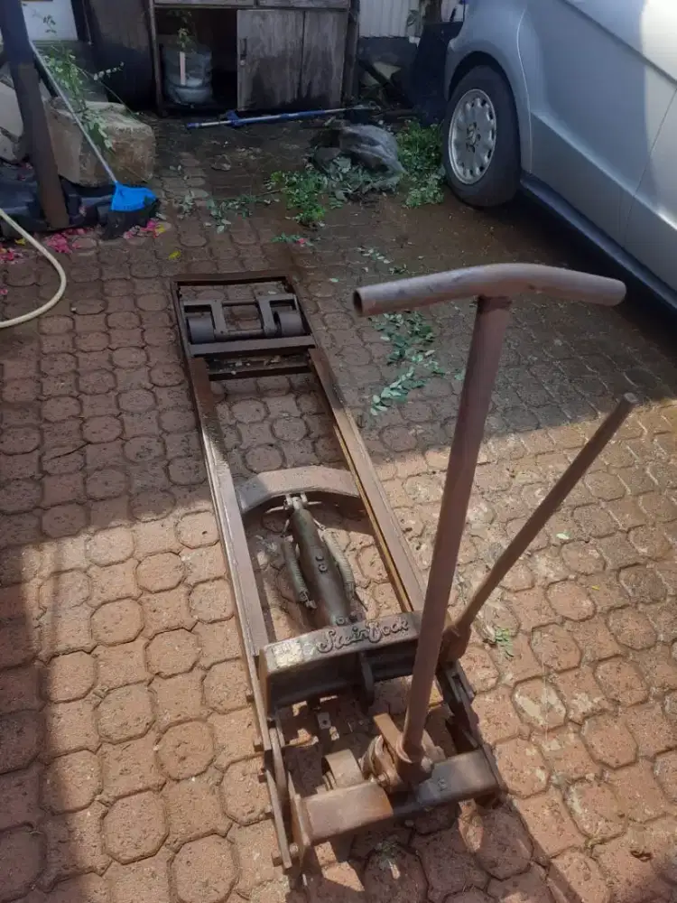 Stacker pallet, floor jack