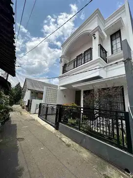 FOR SALE – RUMAH + 2 UNIT KONTRAKAN
Jagakarsa, Jakarta Selatan
Cocok untuk investasi & hunian keluarga