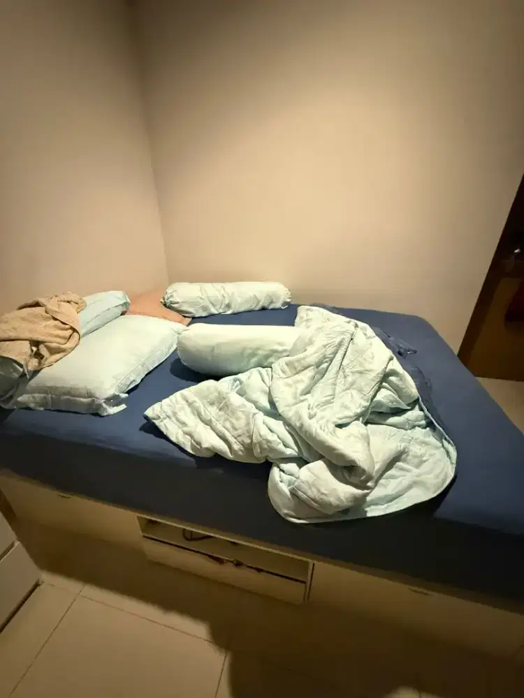 Jual kasur include meja rias, meja kantor 4 juta