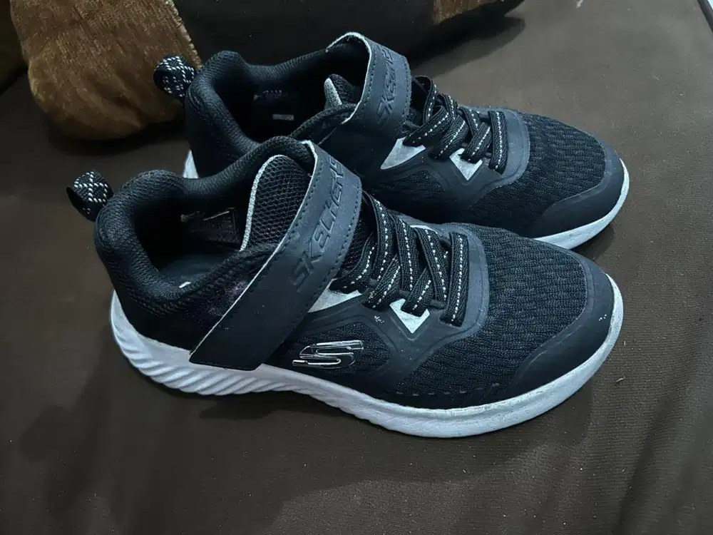 Sepatu skecher size 32
