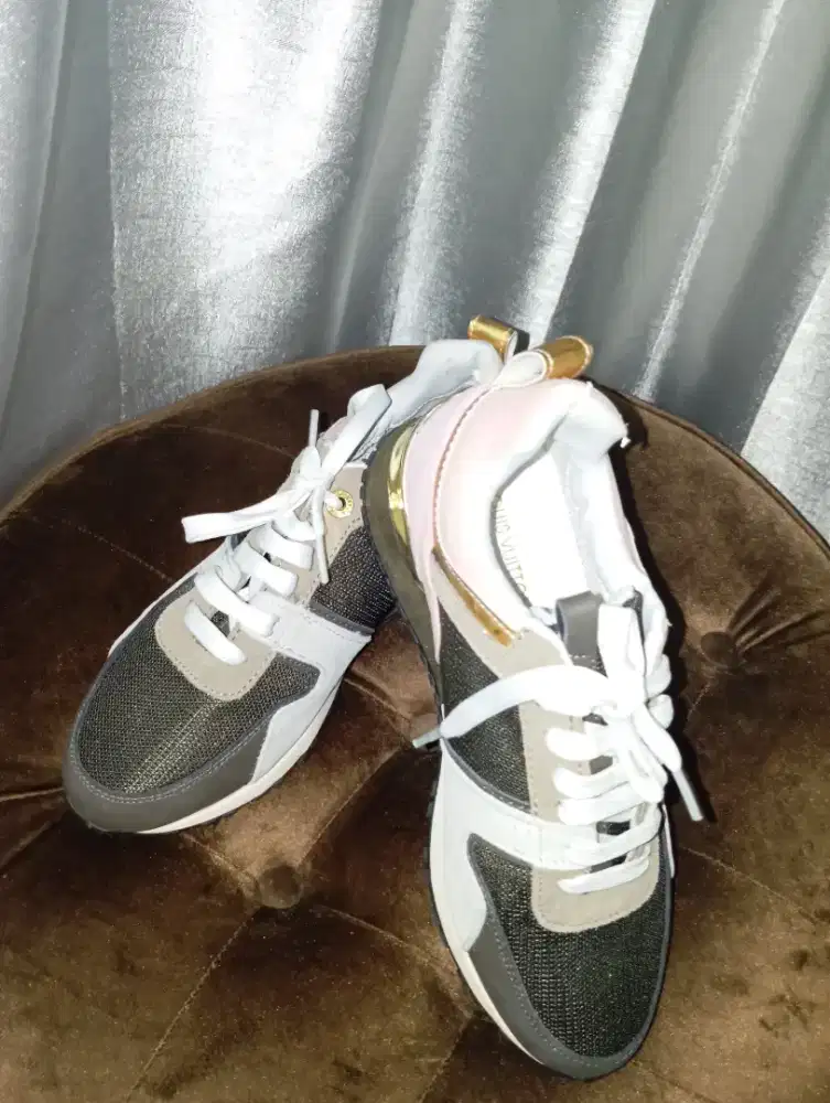 Sepatu wanita LV