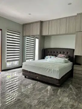 Dijual rumah Baru Renov 3 lantai di Royal Residence ,Ujung Menteng, Ca