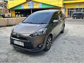 Toyota Sienta 1.5 V 2017 plat F h is mobil bekas sekoto kediri