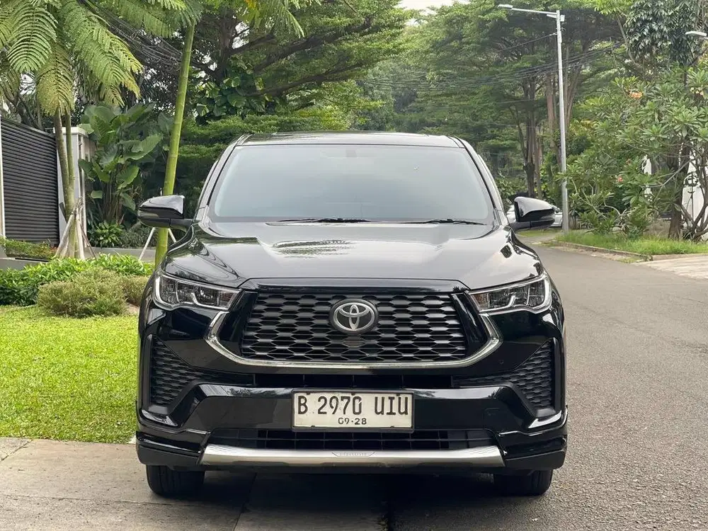 Innova Zenix V Hybrid 2023 Hitam