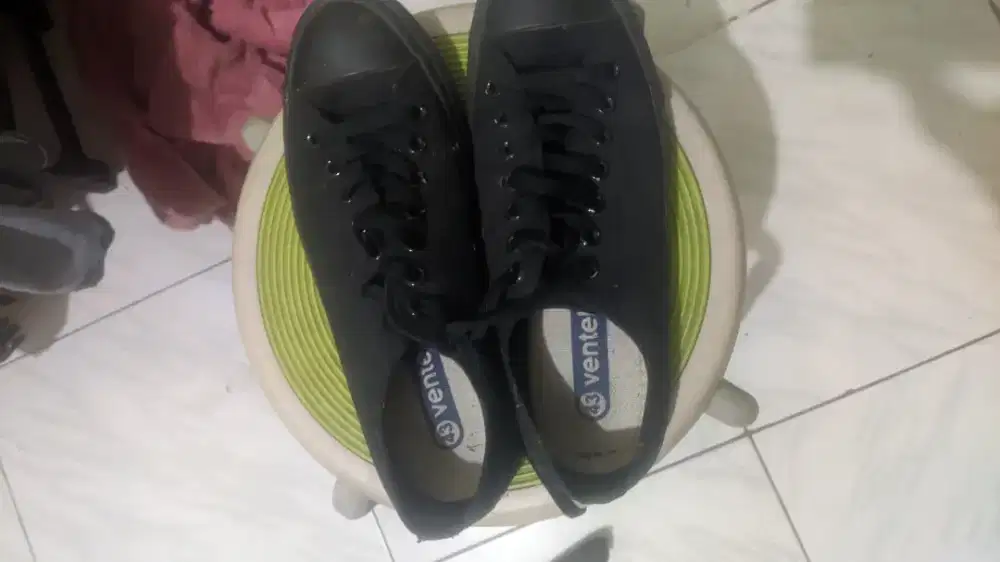 Sepatu Ventela ori warna hitam masih second ga ada dusnya hilang