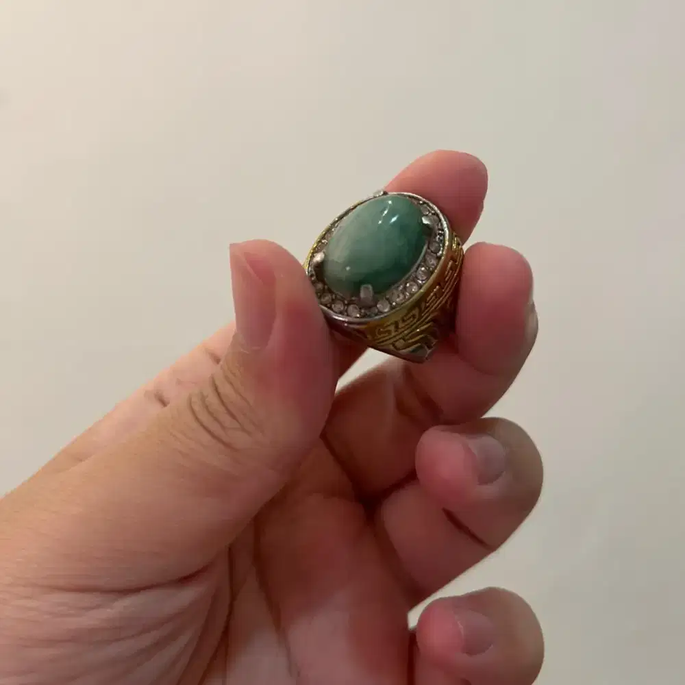 Cincin batu giok Burma.