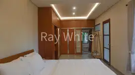 House for Sale  Leasehold -Charming Villa in Padonan, Near Berawa & Batu Bolong, Canggu - Modern Comfort & Tranquil Garden