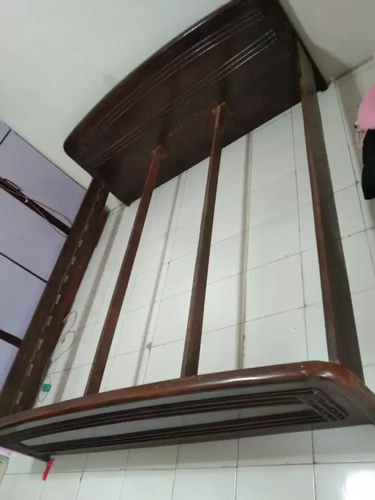 Tempat tidur kayu jati