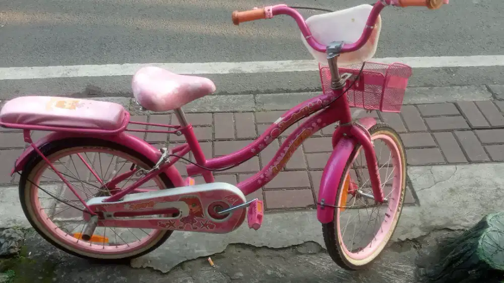 Sepeda anak size 20 merk united warna pink
