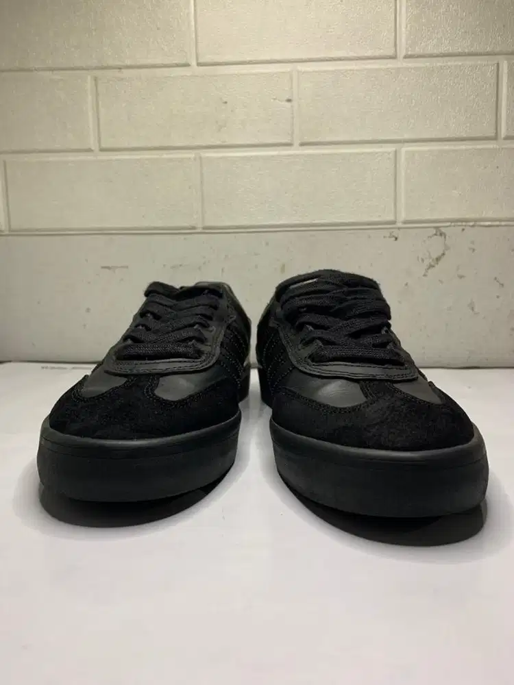 Jual sepatu olahraga second