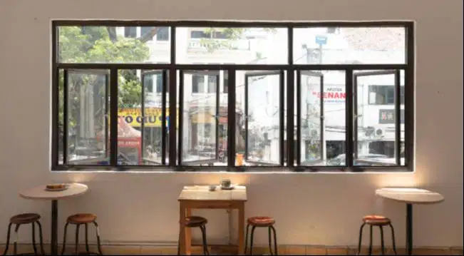 Waiters wanita sudah pengalaman di Coffee shop/ restauran