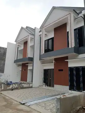 Rumah townhouse mewah 2lantai unit ready stok siap huni ,selangkah ke pintu tol Setu Cilangkap