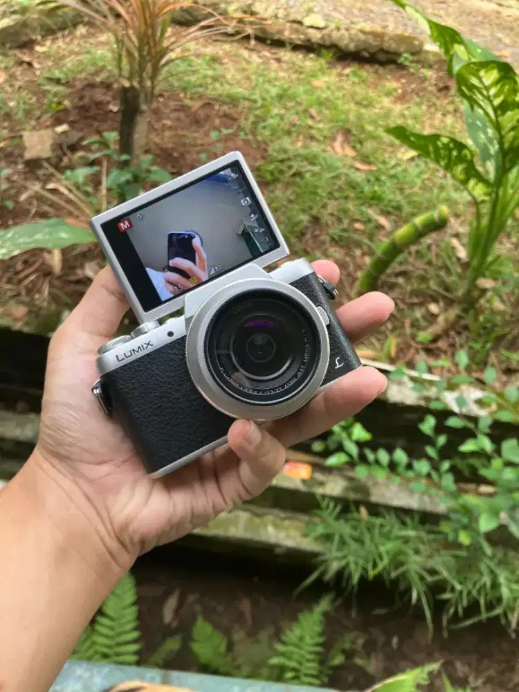 Kamera Mirrorless Lumix GF8 with Lensa Kit Mulus Kondisi Bagus