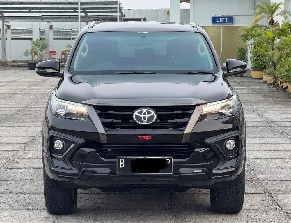 TOYOTA FORTUNER VRZ TRD TAHUN 2019 HITAM KM 6x.xxx FULL RECORD AUTO200