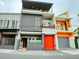 RUMAH CANTIK 3 LANTAI, VIEW PERSAWAHAN ASRI DI MAGUWOHARJO