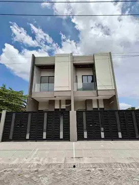 RUMAH BARU TENGGILIS MEJOYO SELATAN

Luas Tanah : 90 m² (4.5x20)
Luas Bangunan : 145 m²
Bangunan : 2 Lantai
Kamar Tidur : 3+1
Kamar Mandi : 3+1 (2km dalam atas)
Hadap : Utara
Surat : SHM
Row Jalan : 2,5 Mobil
Listrik : 2.200 Watt
Tandon Bawah +  Atas
Pomp