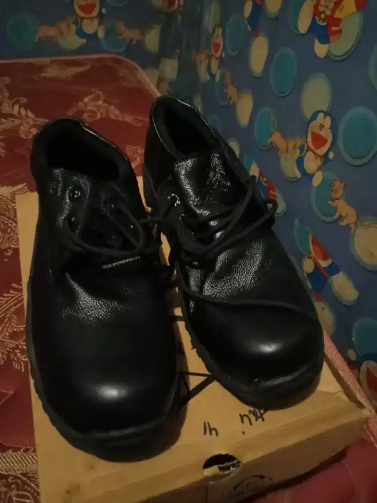 Sepatu security dan van topel