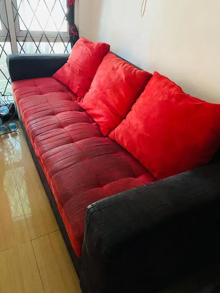 sofa merah hitam