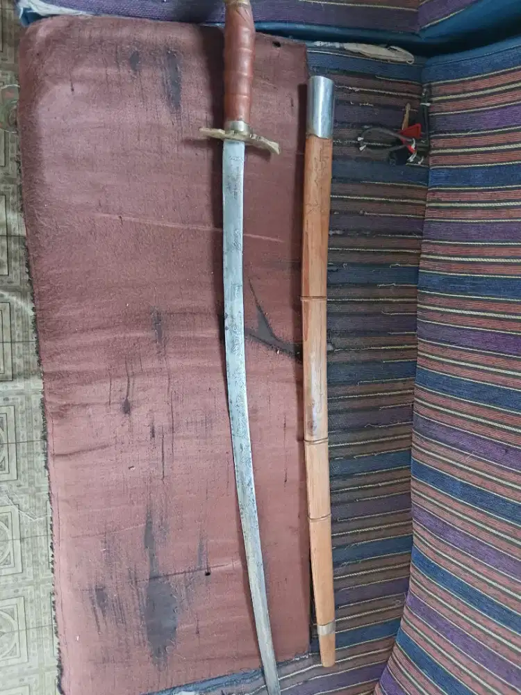Pedang asli jaman dulu yang perlu pajangan silakan