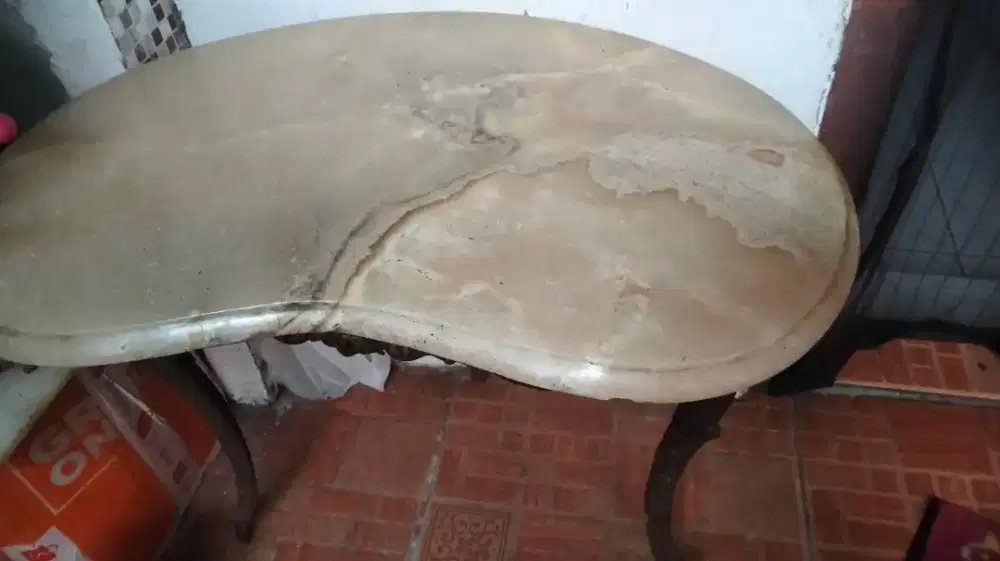 Meja hias besi tempa dengan marmer onyx