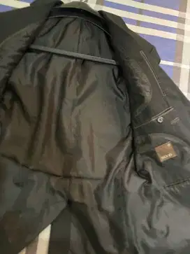 Jas Woods warna hitam siap pakai tidak ada sobek