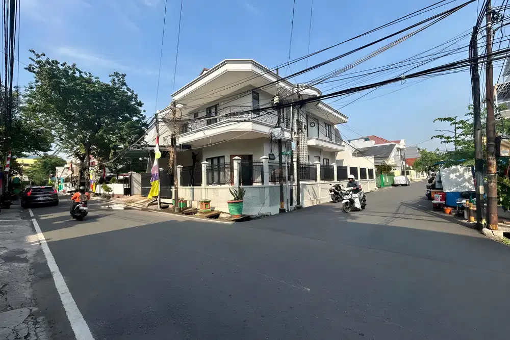 Rumah Disewakan 2 Lantai Luas & Nyaman di Tomang - Dekat Pintu Tol, Jakarta Barat