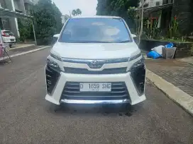 Antik KM 60rb.. Toyota Voxy AT 2017 (D)