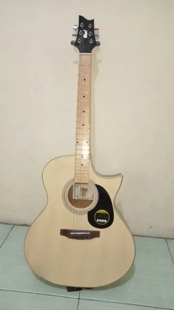 Gitar Yamaha akustik