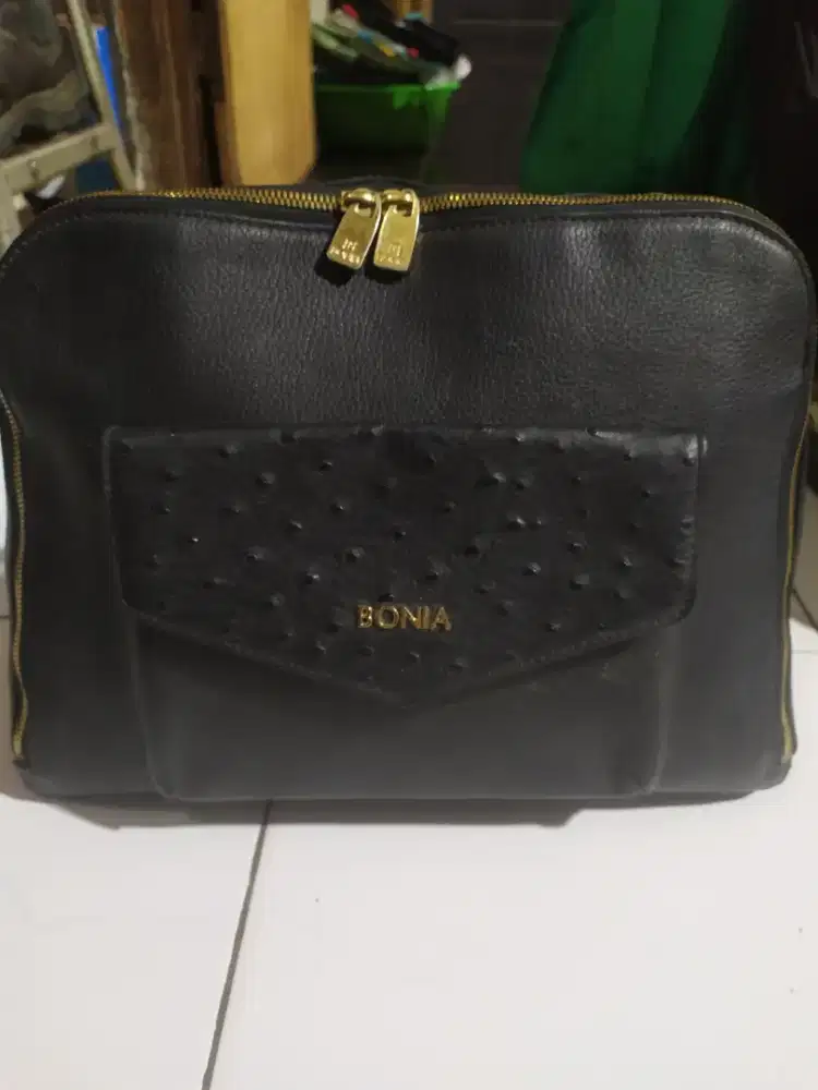 Tas Bonia warna hitam