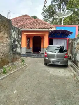 Disewakan rumah besar per tahun