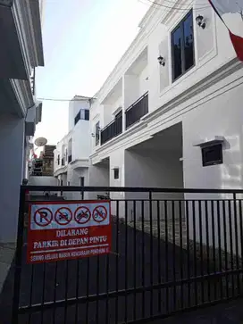 Jual rumah cluster 2,5 Lantai ada rooftop di Jagakarsa Jaksel Akses mobil Bebas banjir