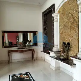 Dijual Rumah Mewah 3 lantai di Villa gading Indah