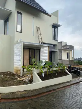 Dijual Villa 2 lantai 8 Menit Alun - Alun Batu Malang