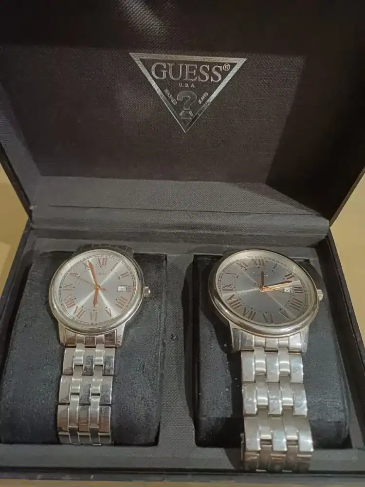 Sepasang jam tangan