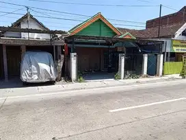 RUMAH DI KELURAHAN TEBALOAN, DUDUKSAMEPYAN, GRESIK