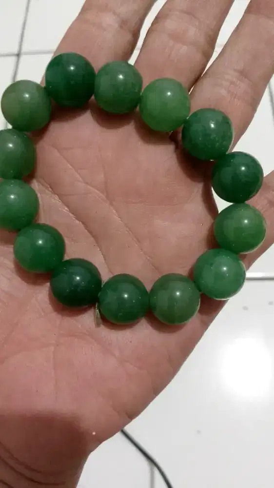 Gelang batu giok