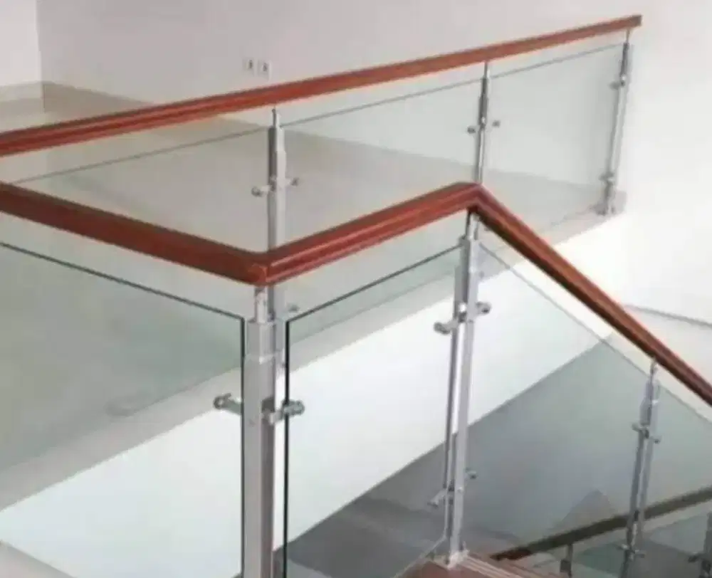 Reling tangga stanlis kaca