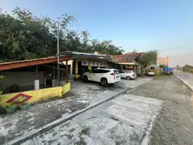 Tanah Luas dan Bangunan Pinggir Jalan Raya Utama